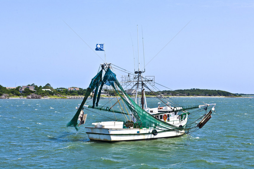 海上作业的渔船