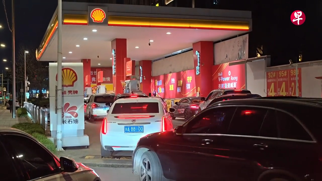 加油站排队加油场景