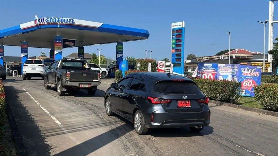 PTT加油站排队长龙