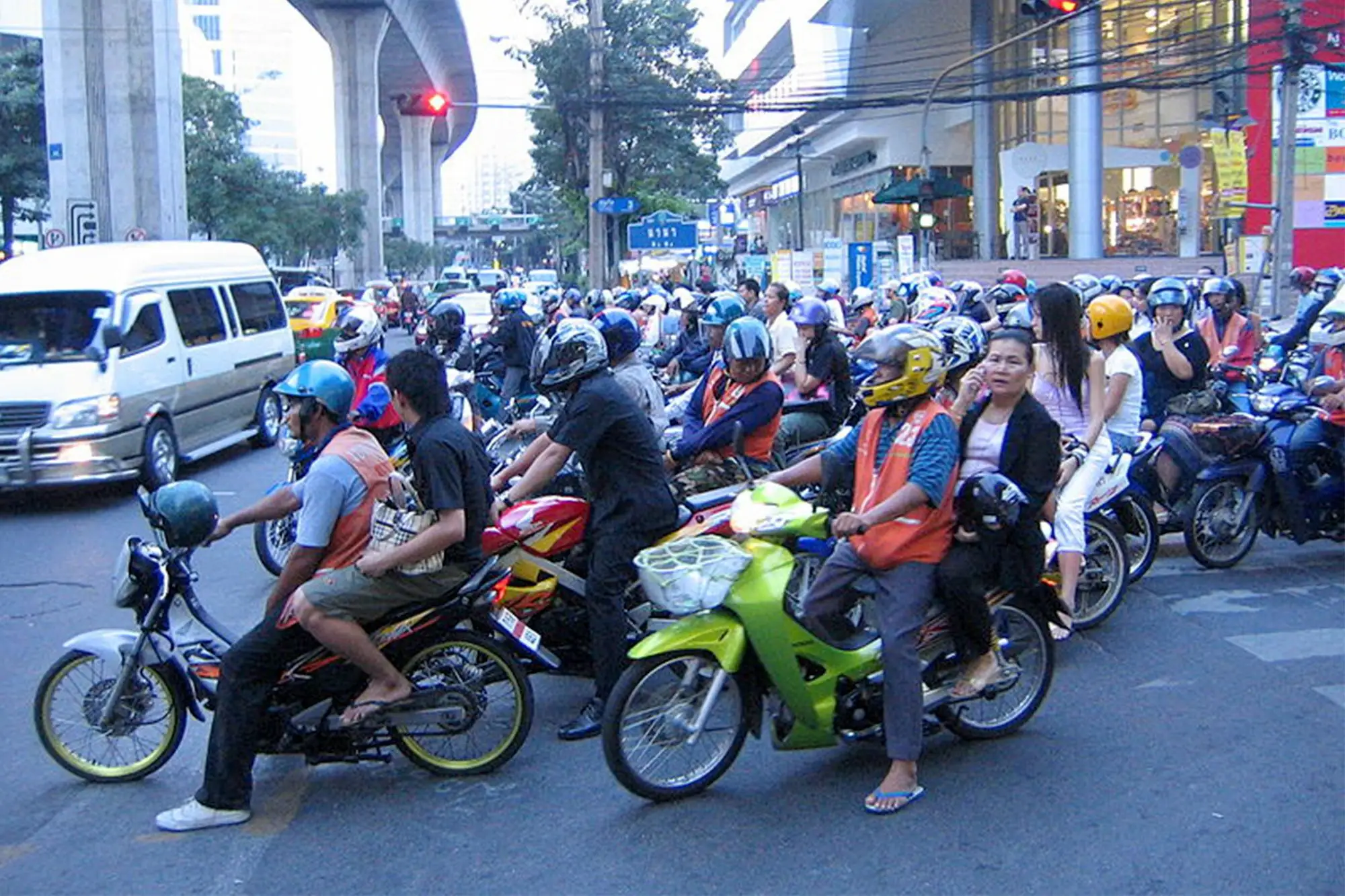 泰国城市摩托车流