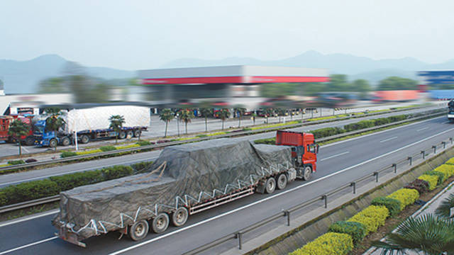 高速公路上行驶的卡车